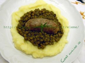 Salsiccia su lettino di lenticchie e purè di patate