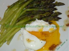 Asparagi e uovo in camicia con salsa di acciughe