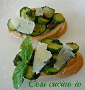 Crostoni zucchine e grana padano profumati alla menta(ricetta finger food)