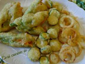 Tempura di fiori di zucca, zucchine e cipolle