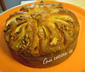 Torta morbida con frutta secca e pere