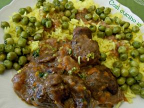 Ossibuchi in salsa gremolata con riso giallo e piselli