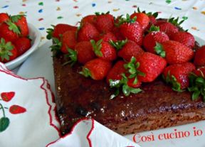 Mattonella di yogurt e cioccolato alle fragole (ricetta semplice)