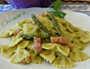 Farfalle in crema di asparagi affumicati (ricetta saporita)