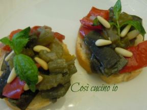 Bruschetta con caponata ai pinoli, ricetta di riciclo