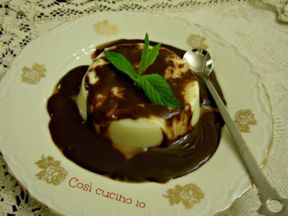 Panna cotta in salsa calda di cioccolato, ricetta golosa