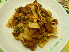 Tagliatelle spezzatino e piselli, ricetta primi piatti