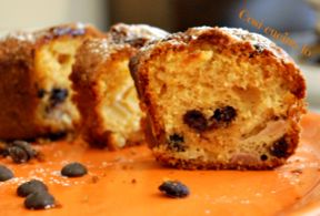 Ciambella di yogurt con mela, pera e gocce di cioccolato