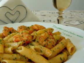 Penne gamberi e pesto al basilico e mandorle