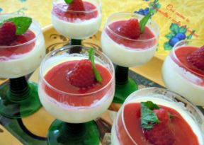 Panna cotta e coulis di lamponi in coppa