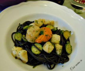 Spaghetti neri zucchine e capesante