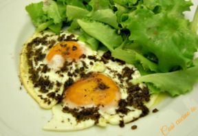 Uova all’occhio di bue in salsa di funghi