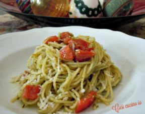 Spaghetti al pesto e pomodoro a crudo, ricetta veloce