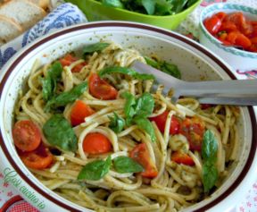 Spaghetti alla chitarra pesto pomodorini e scamorza affumicata