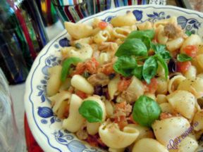 Insalata di pasta al tonno e olive taggiasche