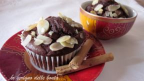 MUFFINS AL CIOCCOLATO CON MANDORLE E CANNELLA