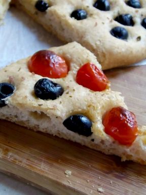 Pizza integrale pomodorini e olive|PaneeCioccolato