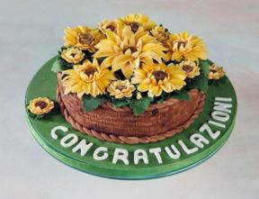 Torta con margherite gialle
