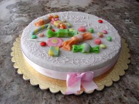 Torta auguri con decorazioni