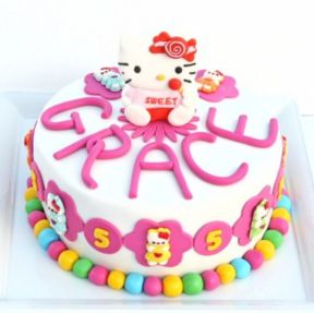 Una colorata torta con Hello Kitty
