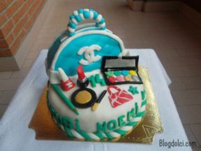 Torta di compleanno: borsetta e trucchi