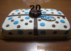 Torta di compleanno: pacco regalo