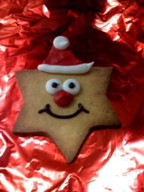 Biscotti di natale a forma di stella e albero