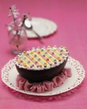 Uovo di cioccolato con torta