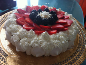 Torta con panna e fragole
