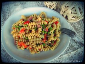Fusilli con pomodorini, pancetta e pisellini