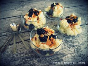 Mousse al cioccolato bianco, con more e mandorle