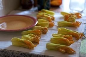 Fiori di zucca ripieni di ricotta al forno