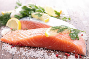 Come cucinare il salmone in padella, al forno e alla griglia