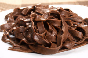 Tagliatelle al cacao con salsa alle noci