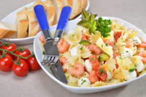 Insalata di pasta con gamberetti e zucchine