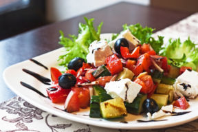 Insalata greca con zucchine