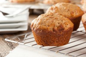 Muffin salati con peperoni e feta