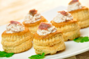 Vol au vent al tonno e acciughe