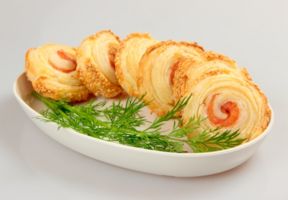 Rotolini di pasta sfoglia con salmone affumicato