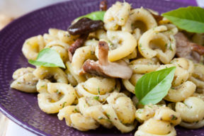 Orecchiette con pesto di rucola e funghi