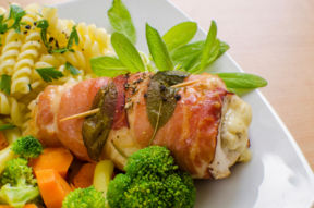 Involtini di pollo con pancetta e formaggio