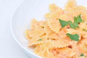 Farfalle al salmone con panna e senza: ricette