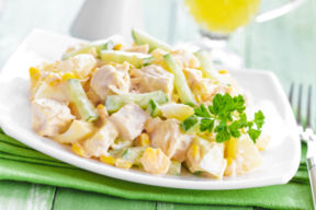 Insalata di pollo con ananas e cetrioli