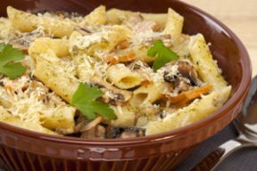 Pasta al forno bianca con salsiccia e funghi