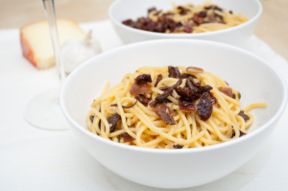 Spaghetti con funghi e salsiccia