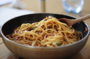 Linguine al tonno con olive e capperi