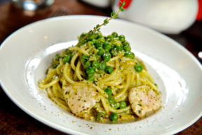 Spaghetti integrali con piselli e menta