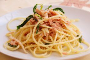 Spaghetti al cartoccio con tonno e porri