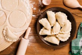 Ravioli dolci fritti con pere e formaggio