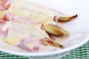 Indivia belga gratinata con patate e prosciutto